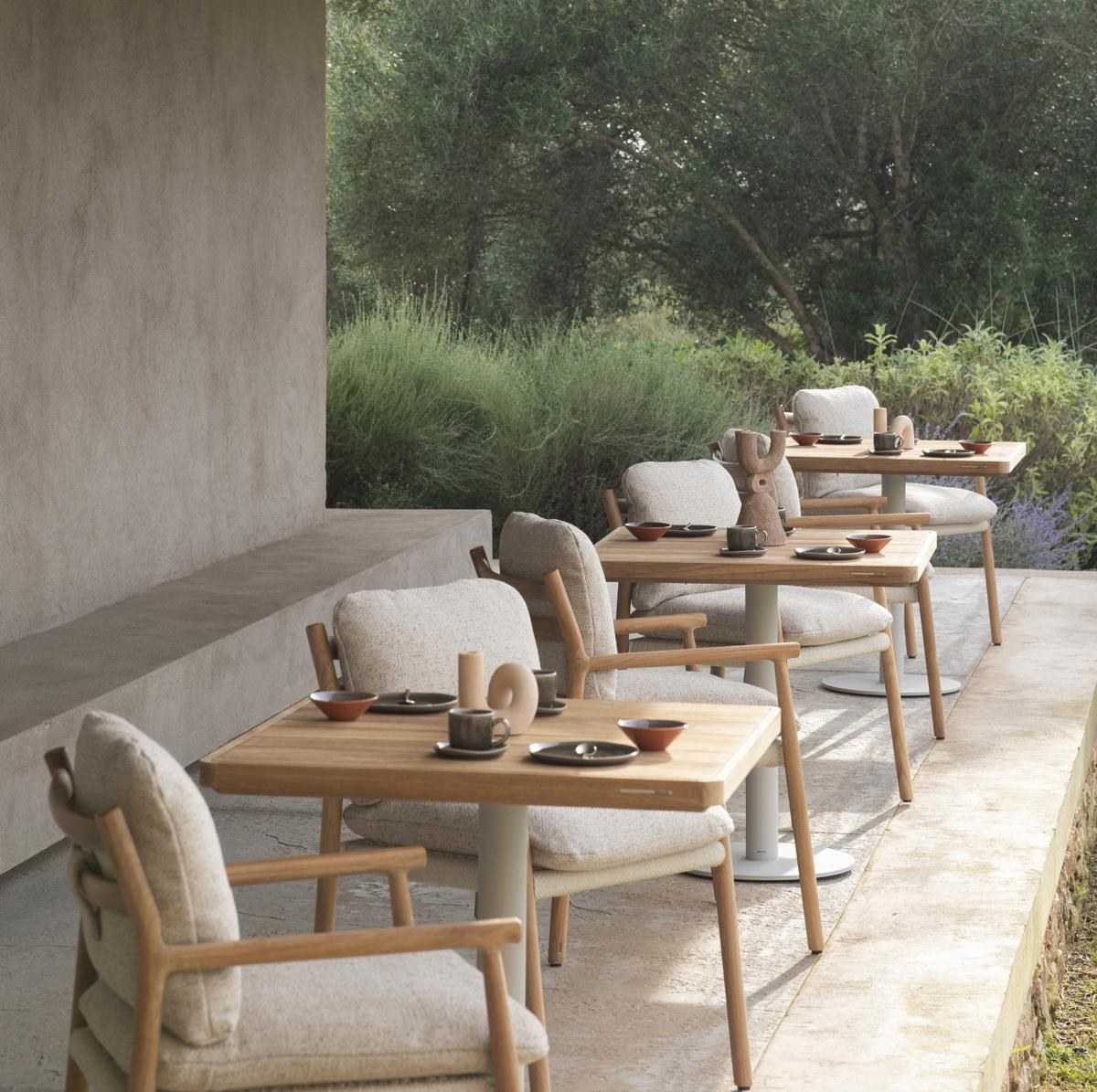 Manutti Napoli collection (Bar tables)
