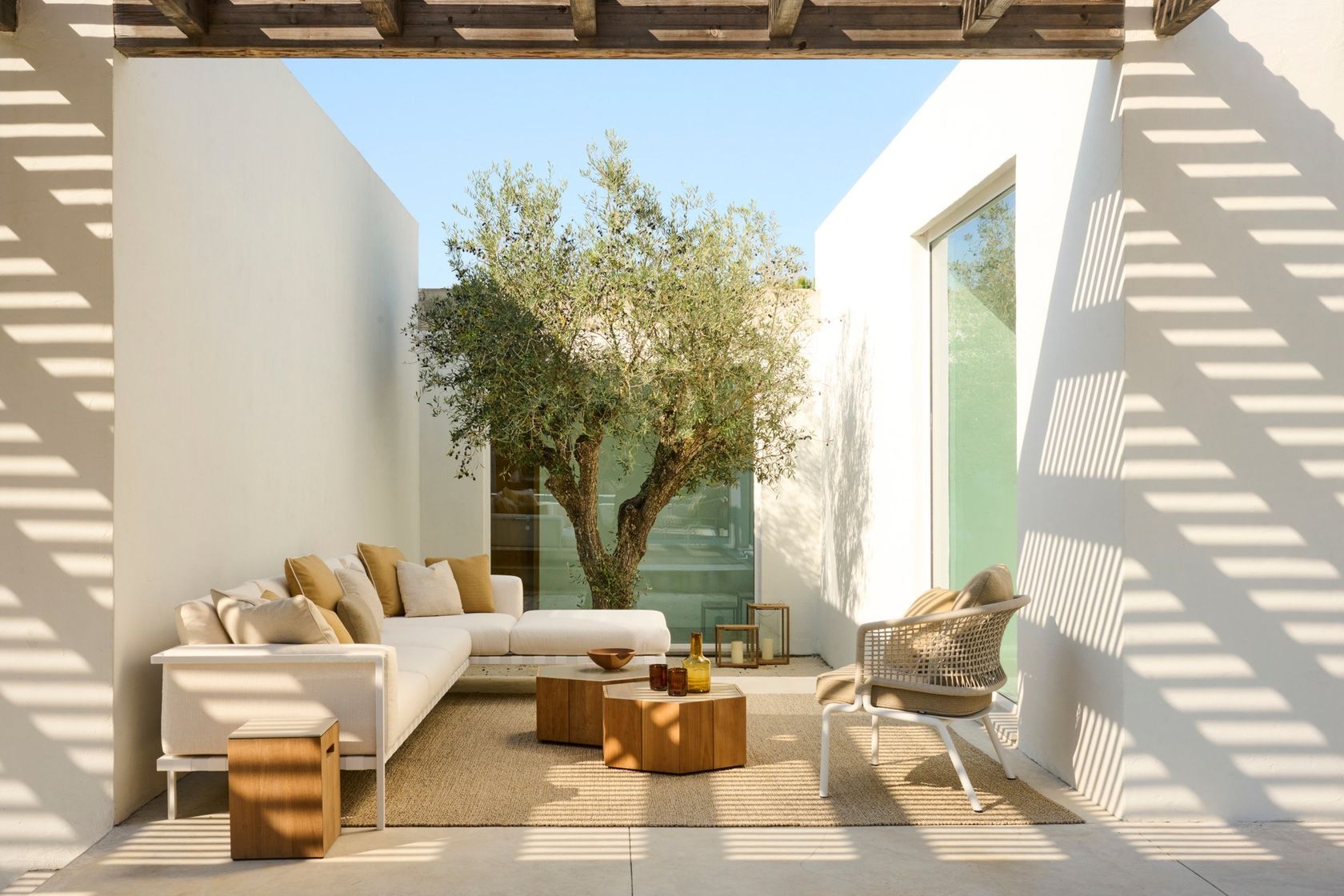 Tribù CTR armchair with open-weave Tricord backrest